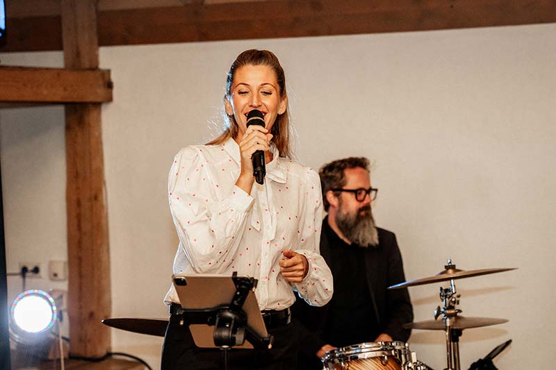 Rebecca & Friends live mit Sängerin und Drummer