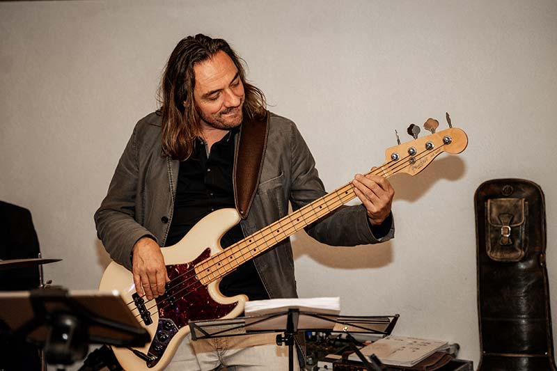 Bassist von Rebecca & Friends bei einem Live-Auftritt